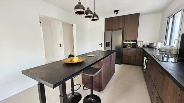 Villa T5 entièrement rénovée avec garage et jardin