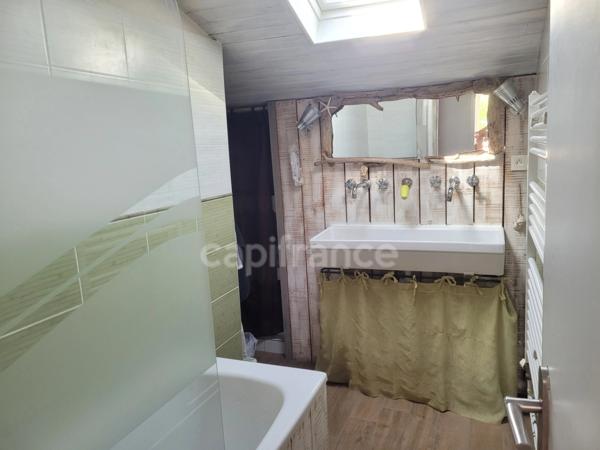 Dpt Gironde (33), à vendre CASTELNAU DE MEDOC maison de 137 m2 avec jardin intime et piscine