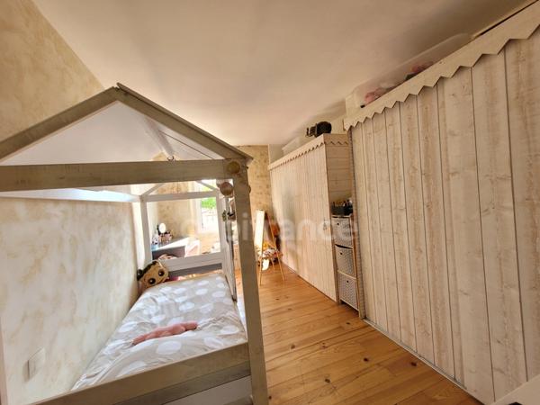 Dpt Gironde (33), à vendre CASTELNAU DE MEDOC maison de 137 m2 avec jardin intime et piscine