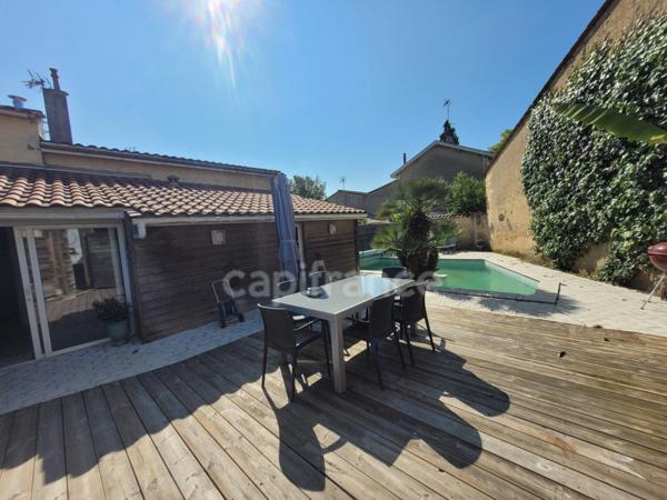 Dpt Gironde (33), à vendre CASTELNAU DE MEDOC maison de 137 m2 avec jardin intime et piscine