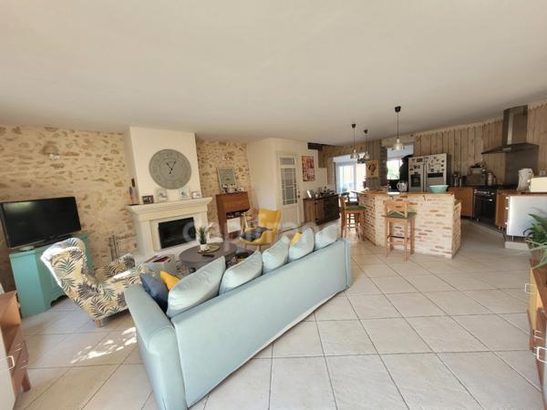 Dpt Gironde (33), à vendre CASTELNAU DE MEDOC maison de 137 m2 avec jardin intime et piscine