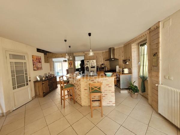 Dpt Gironde (33), à vendre CASTELNAU DE MEDOC maison de 137 m2 avec jardin intime et piscine