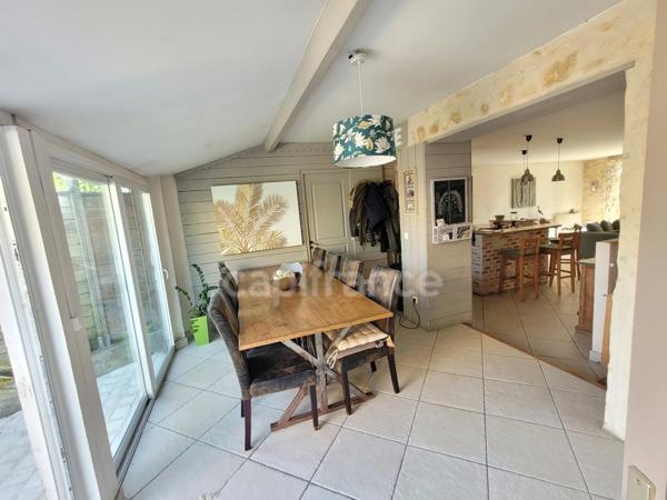 Dpt Gironde (33), à vendre CASTELNAU DE MEDOC maison de 137 m2 avec jardin intime et piscine