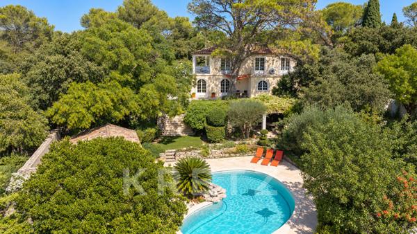 Villa avec piscine et vue dégagée