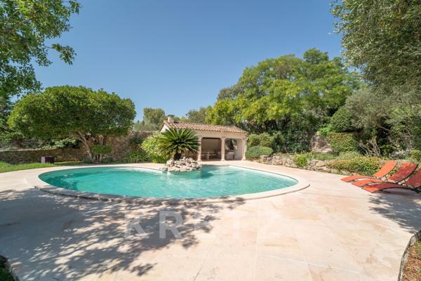 Villa avec piscine et vue dégagée