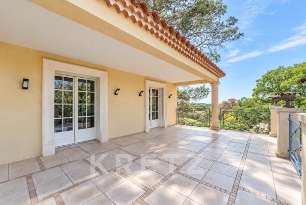 Villa avec piscine et vue dégagée