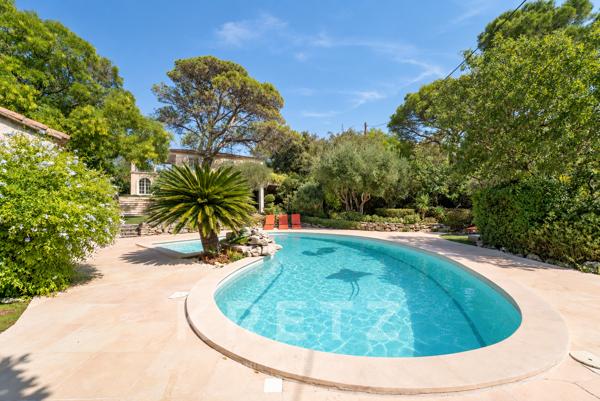 Villa avec piscine et vue dégagée