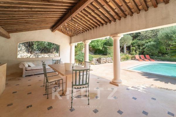 Villa avec piscine et vue dégagée