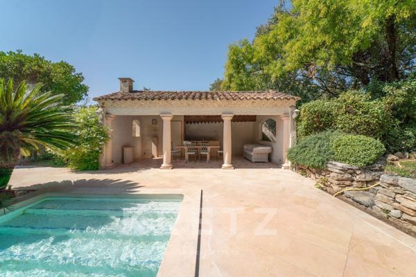 Villa avec piscine et vue dégagée