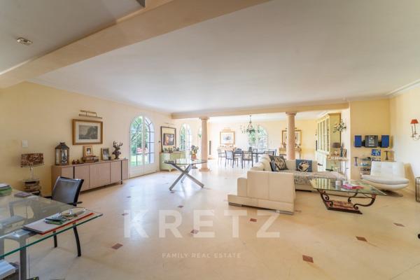 Villa avec piscine et vue dégagée