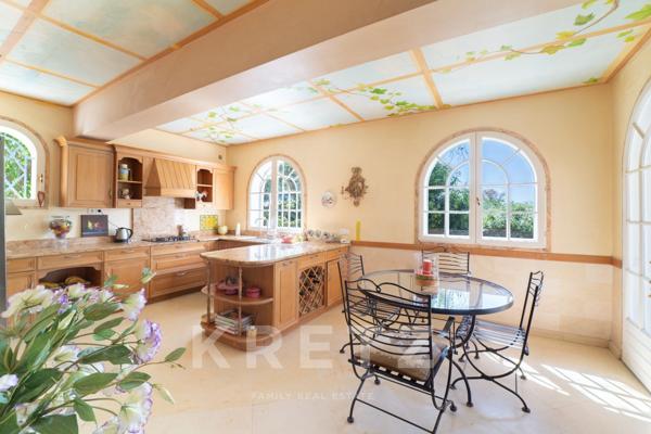 Villa avec piscine et vue dégagée