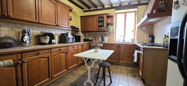 Agréable maison sur Fontenay-en-Parisis avec un beau séjour spacieux et pouvant accueillir de nombreux véhicules