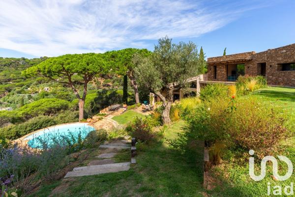 Maison d’architecte 6 pièces de 365 m² à La Croix-Valmer (83420)