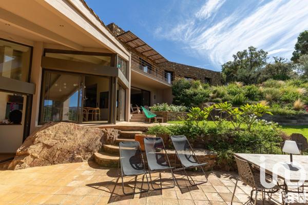 Maison d’architecte 6 pièces de 365 m² à La Croix-Valmer (83420)