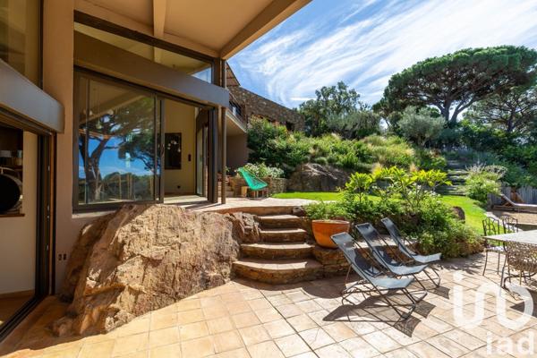 Maison d’architecte 6 pièces de 365 m² à La Croix-Valmer (83420)