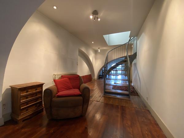 Appartement
         8 pièces
        - 202 m²