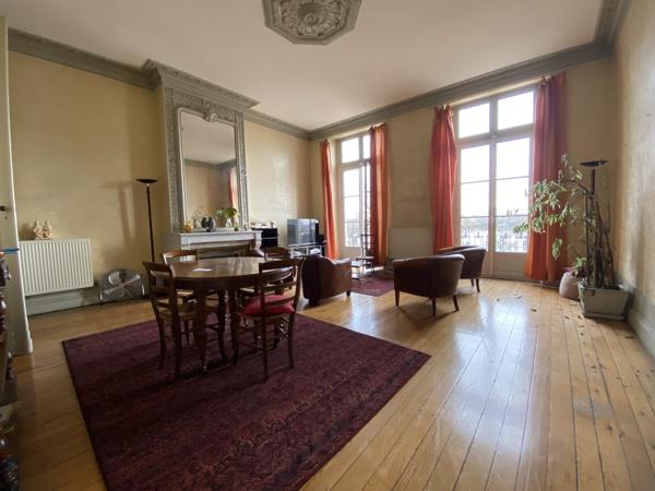 Appartement
         8 pièces
        - 202 m²