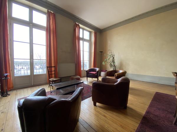 Appartement
         8 pièces
        - 202 m²