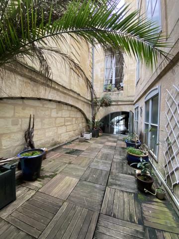 Appartement
         8 pièces
        - 202 m²