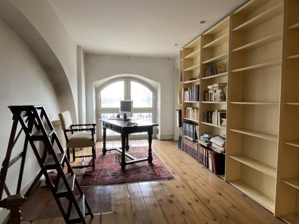 Appartement
         8 pièces
        - 202 m²