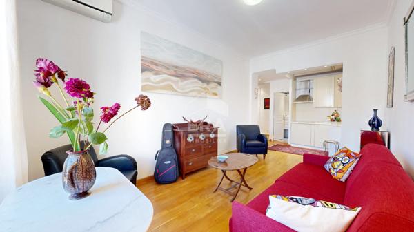 NICE - CARRÉ D'OR : A 100 MÈTRES DU FAMEUX HÔTEL NEGRESCO ,JOLI STUDIO AU CALME PROCHE MER