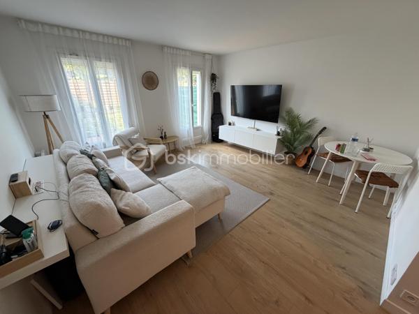 Située dans un secteur calme et recherché de Villeparisis, venez découvrir cette charmante maison SANS TRAVAUX À PRÉVOIR de 72m² construite en 2000, édifiée sur une parcelle de 100m².

Au rez-de-chaussée, une entrée dessert un agréable espace de vie de 19m² donnant sur un jardin d'environ 50m² sans vis à vis direct, une cuisine avec verrière passe plat de 7m², ainsi qu’un WC.

À l’étage, un palier vous guidera vers trois chambres de 9,5m²-11,5m² et 12,5m² ainsi qu’une salle de bains avec WC de 4m².

Vous bénéficierez également d’un garage de 17m² et une place extérieure idéal pour stationner vos véhicules et profiter d’un espace de rangement supplémentaire.

⭐ LES BONUS :
* Double vitrage PVC
* Volets roulants électriques
* Garage de 17m² + une place devant celui ci 
* Maison construite en 2000

💶 INFORMATIONS :
* Taxe foncière : 1 400 €
* ASL : 167€ à l'année

📍 COMMODITÉS :
* Commerces et services à proximité
* Écoles à proximité
* RER B Villeparisis à 5min en voiture ou 10min en Bus (Gare du Nord en 35min - Chatelet en 30min)
* Accès rapide aux principaux axes routiers

📞 Disponible 7j/7, n’hésitez pas à me contacter pour faire une visite ou avoir plus d’informations concernant ce bien.

🤝 >> 100% OUVERT AU PARTAGE INTER AGENCE !! <<

🎥 VIDEO DISPONIBLE SUR DEMANDE OU EN LIEN DANS L’ANNONCE