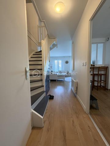 Située dans un secteur calme et recherché de Villeparisis, venez découvrir cette charmante maison SANS TRAVAUX À PRÉVOIR de 72m² construite en 2000, édifiée sur une parcelle de 100m².

Au rez-de-chaussée, une entrée dessert un agréable espace de vie de 19m² donnant sur un jardin d'environ 50m² sans vis à vis direct, une cuisine avec verrière passe plat de 7m², ainsi qu’un WC.

À l’étage, un palier vous guidera vers trois chambres de 9,5m²-11,5m² et 12,5m² ainsi qu’une salle de bains avec WC de 4m².

Vous bénéficierez également d’un garage de 17m² et une place extérieure idéal pour stationner vos véhicules et profiter d’un espace de rangement supplémentaire.

⭐ LES BONUS :
* Double vitrage PVC
* Volets roulants électriques
* Garage de 17m² + une place devant celui ci 
* Maison construite en 2000

💶 INFORMATIONS :
* Taxe foncière : 1 400 €
* ASL : 167€ à l'année

📍 COMMODITÉS :
* Commerces et services à proximité
* Écoles à proximité
* RER B Villeparisis à 5min en voiture ou 10min en Bus (Gare du Nord en 35min - Chatelet en 30min)
* Accès rapide aux principaux axes routiers

📞 Disponible 7j/7, n’hésitez pas à me contacter pour faire une visite ou avoir plus d’informations concernant ce bien.

🤝 >> 100% OUVERT AU PARTAGE INTER AGENCE !! <<

🎥 VIDEO DISPONIBLE SUR DEMANDE OU EN LIEN DANS L’ANNONCE