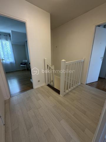 Située dans un secteur calme et recherché de Villeparisis, venez découvrir cette charmante maison SANS TRAVAUX À PRÉVOIR de 72m² construite en 2000, édifiée sur une parcelle de 100m².

Au rez-de-chaussée, une entrée dessert un agréable espace de vie de 19m² donnant sur un jardin d'environ 50m² sans vis à vis direct, une cuisine avec verrière passe plat de 7m², ainsi qu’un WC.

À l’étage, un palier vous guidera vers trois chambres de 9,5m²-11,5m² et 12,5m² ainsi qu’une salle de bains avec WC de 4m².

Vous bénéficierez également d’un garage de 17m² et une place extérieure idéal pour stationner vos véhicules et profiter d’un espace de rangement supplémentaire.

⭐ LES BONUS :
* Double vitrage PVC
* Volets roulants électriques
* Garage de 17m² + une place devant celui ci 
* Maison construite en 2000

💶 INFORMATIONS :
* Taxe foncière : 1 400 €
* ASL : 167€ à l'année

📍 COMMODITÉS :
* Commerces et services à proximité
* Écoles à proximité
* RER B Villeparisis à 5min en voiture ou 10min en Bus (Gare du Nord en 35min - Chatelet en 30min)
* Accès rapide aux principaux axes routiers

📞 Disponible 7j/7, n’hésitez pas à me contacter pour faire une visite ou avoir plus d’informations concernant ce bien.

🤝 >> 100% OUVERT AU PARTAGE INTER AGENCE !! <<

🎥 VIDEO DISPONIBLE SUR DEMANDE OU EN LIEN DANS L’ANNONCE