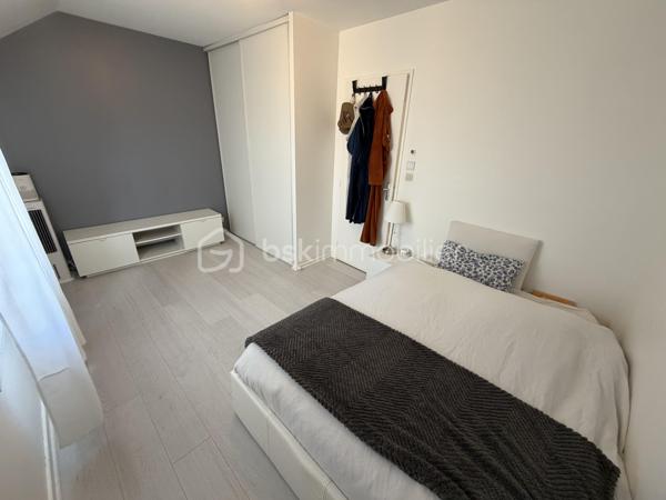 Située dans un secteur calme et recherché de Villeparisis, venez découvrir cette charmante maison SANS TRAVAUX À PRÉVOIR de 72m² construite en 2000, édifiée sur une parcelle de 100m².

Au rez-de-chaussée, une entrée dessert un agréable espace de vie de 19m² donnant sur un jardin d'environ 50m² sans vis à vis direct, une cuisine avec verrière passe plat de 7m², ainsi qu’un WC.

À l’étage, un palier vous guidera vers trois chambres de 9,5m²-11,5m² et 12,5m² ainsi qu’une salle de bains avec WC de 4m².

Vous bénéficierez également d’un garage de 17m² et une place extérieure idéal pour stationner vos véhicules et profiter d’un espace de rangement supplémentaire.

⭐ LES BONUS :
* Double vitrage PVC
* Volets roulants électriques
* Garage de 17m² + une place devant celui ci 
* Maison construite en 2000

💶 INFORMATIONS :
* Taxe foncière : 1 400 €
* ASL : 167€ à l'année

📍 COMMODITÉS :
* Commerces et services à proximité
* Écoles à proximité
* RER B Villeparisis à 5min en voiture ou 10min en Bus (Gare du Nord en 35min - Chatelet en 30min)
* Accès rapide aux principaux axes routiers

📞 Disponible 7j/7, n’hésitez pas à me contacter pour faire une visite ou avoir plus d’informations concernant ce bien.

🤝 >> 100% OUVERT AU PARTAGE INTER AGENCE !! <<

🎥 VIDEO DISPONIBLE SUR DEMANDE OU EN LIEN DANS L’ANNONCE