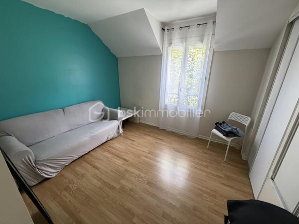 Située dans un secteur calme et recherché de Villeparisis, venez découvrir cette charmante maison SANS TRAVAUX À PRÉVOIR de 72m² construite en 2000, édifiée sur une parcelle de 100m².

Au rez-de-chaussée, une entrée dessert un agréable espace de vie de 19m² donnant sur un jardin d'environ 50m² sans vis à vis direct, une cuisine avec verrière passe plat de 7m², ainsi qu’un WC.

À l’étage, un palier vous guidera vers trois chambres de 9,5m²-11,5m² et 12,5m² ainsi qu’une salle de bains avec WC de 4m².

Vous bénéficierez également d’un garage de 17m² et une place extérieure idéal pour stationner vos véhicules et profiter d’un espace de rangement supplémentaire.

⭐ LES BONUS :
* Double vitrage PVC
* Volets roulants électriques
* Garage de 17m² + une place devant celui ci 
* Maison construite en 2000

💶 INFORMATIONS :
* Taxe foncière : 1 400 €
* ASL : 167€ à l'année

📍 COMMODITÉS :
* Commerces et services à proximité
* Écoles à proximité
* RER B Villeparisis à 5min en voiture ou 10min en Bus (Gare du Nord en 35min - Chatelet en 30min)
* Accès rapide aux principaux axes routiers

📞 Disponible 7j/7, n’hésitez pas à me contacter pour faire une visite ou avoir plus d’informations concernant ce bien.

🤝 >> 100% OUVERT AU PARTAGE INTER AGENCE !! <<

🎥 VIDEO DISPONIBLE SUR DEMANDE OU EN LIEN DANS L’ANNONCE
