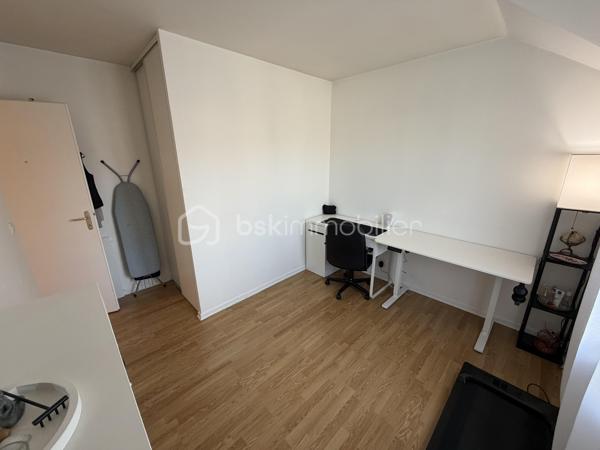 Située dans un secteur calme et recherché de Villeparisis, venez découvrir cette charmante maison SANS TRAVAUX À PRÉVOIR de 72m² construite en 2000, édifiée sur une parcelle de 100m².

Au rez-de-chaussée, une entrée dessert un agréable espace de vie de 19m² donnant sur un jardin d'environ 50m² sans vis à vis direct, une cuisine avec verrière passe plat de 7m², ainsi qu’un WC.

À l’étage, un palier vous guidera vers trois chambres de 9,5m²-11,5m² et 12,5m² ainsi qu’une salle de bains avec WC de 4m².

Vous bénéficierez également d’un garage de 17m² et une place extérieure idéal pour stationner vos véhicules et profiter d’un espace de rangement supplémentaire.

⭐ LES BONUS :
* Double vitrage PVC
* Volets roulants électriques
* Garage de 17m² + une place devant celui ci 
* Maison construite en 2000

💶 INFORMATIONS :
* Taxe foncière : 1 400 €
* ASL : 167€ à l'année

📍 COMMODITÉS :
* Commerces et services à proximité
* Écoles à proximité
* RER B Villeparisis à 5min en voiture ou 10min en Bus (Gare du Nord en 35min - Chatelet en 30min)
* Accès rapide aux principaux axes routiers

📞 Disponible 7j/7, n’hésitez pas à me contacter pour faire une visite ou avoir plus d’informations concernant ce bien.

🤝 >> 100% OUVERT AU PARTAGE INTER AGENCE !! <<

🎥 VIDEO DISPONIBLE SUR DEMANDE OU EN LIEN DANS L’ANNONCE