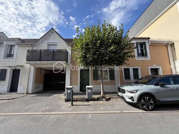 Située dans un secteur calme et recherché de Villeparisis, venez découvrir cette charmante maison SANS TRAVAUX À PRÉVOIR de 72m² construite en 2000, édifiée sur une parcelle de 100m².

Au rez-de-chaussée, une entrée dessert un agréable espace de vie de 19m² donnant sur un jardin d'environ 50m² sans vis à vis direct, une cuisine avec verrière passe plat de 7m², ainsi qu’un WC.

À l’étage, un palier vous guidera vers trois chambres de 9,5m²-11,5m² et 12,5m² ainsi qu’une salle de bains avec WC de 4m².

Vous bénéficierez également d’un garage de 17m² et une place extérieure idéal pour stationner vos véhicules et profiter d’un espace de rangement supplémentaire.

⭐ LES BONUS :
* Double vitrage PVC
* Volets roulants électriques
* Garage de 17m² + une place devant celui ci 
* Maison construite en 2000

💶 INFORMATIONS :
* Taxe foncière : 1 400 €
* ASL : 167€ à l'année

📍 COMMODITÉS :
* Commerces et services à proximité
* Écoles à proximité
* RER B Villeparisis à 5min en voiture ou 10min en Bus (Gare du Nord en 35min - Chatelet en 30min)
* Accès rapide aux principaux axes routiers

📞 Disponible 7j/7, n’hésitez pas à me contacter pour faire une visite ou avoir plus d’informations concernant ce bien.

🤝 >> 100% OUVERT AU PARTAGE INTER AGENCE !! <<

🎥 VIDEO DISPONIBLE SUR DEMANDE OU EN LIEN DANS L’ANNONCE