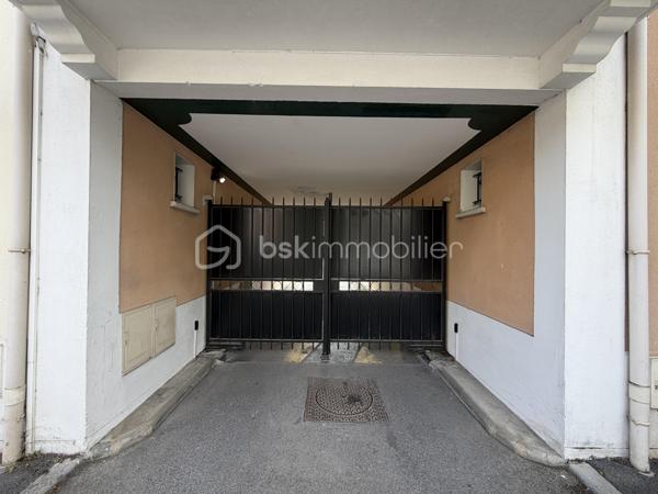 Située dans un secteur calme et recherché de Villeparisis, venez découvrir cette charmante maison SANS TRAVAUX À PRÉVOIR de 72m² construite en 2000, édifiée sur une parcelle de 100m².

Au rez-de-chaussée, une entrée dessert un agréable espace de vie de 19m² donnant sur un jardin d'environ 50m² sans vis à vis direct, une cuisine avec verrière passe plat de 7m², ainsi qu’un WC.

À l’étage, un palier vous guidera vers trois chambres de 9,5m²-11,5m² et 12,5m² ainsi qu’une salle de bains avec WC de 4m².

Vous bénéficierez également d’un garage de 17m² et une place extérieure idéal pour stationner vos véhicules et profiter d’un espace de rangement supplémentaire.

⭐ LES BONUS :
* Double vitrage PVC
* Volets roulants électriques
* Garage de 17m² + une place devant celui ci 
* Maison construite en 2000

💶 INFORMATIONS :
* Taxe foncière : 1 400 €
* ASL : 167€ à l'année

📍 COMMODITÉS :
* Commerces et services à proximité
* Écoles à proximité
* RER B Villeparisis à 5min en voiture ou 10min en Bus (Gare du Nord en 35min - Chatelet en 30min)
* Accès rapide aux principaux axes routiers

📞 Disponible 7j/7, n’hésitez pas à me contacter pour faire une visite ou avoir plus d’informations concernant ce bien.

🤝 >> 100% OUVERT AU PARTAGE INTER AGENCE !! <<

🎥 VIDEO DISPONIBLE SUR DEMANDE OU EN LIEN DANS L’ANNONCE