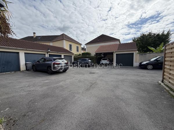 Située dans un secteur calme et recherché de Villeparisis, venez découvrir cette charmante maison SANS TRAVAUX À PRÉVOIR de 72m² construite en 2000, édifiée sur une parcelle de 100m².

Au rez-de-chaussée, une entrée dessert un agréable espace de vie de 19m² donnant sur un jardin d'environ 50m² sans vis à vis direct, une cuisine avec verrière passe plat de 7m², ainsi qu’un WC.

À l’étage, un palier vous guidera vers trois chambres de 9,5m²-11,5m² et 12,5m² ainsi qu’une salle de bains avec WC de 4m².

Vous bénéficierez également d’un garage de 17m² et une place extérieure idéal pour stationner vos véhicules et profiter d’un espace de rangement supplémentaire.

⭐ LES BONUS :
* Double vitrage PVC
* Volets roulants électriques
* Garage de 17m² + une place devant celui ci 
* Maison construite en 2000

💶 INFORMATIONS :
* Taxe foncière : 1 400 €
* ASL : 167€ à l'année

📍 COMMODITÉS :
* Commerces et services à proximité
* Écoles à proximité
* RER B Villeparisis à 5min en voiture ou 10min en Bus (Gare du Nord en 35min - Chatelet en 30min)
* Accès rapide aux principaux axes routiers

📞 Disponible 7j/7, n’hésitez pas à me contacter pour faire une visite ou avoir plus d’informations concernant ce bien.

🤝 >> 100% OUVERT AU PARTAGE INTER AGENCE !! <<

🎥 VIDEO DISPONIBLE SUR DEMANDE OU EN LIEN DANS L’ANNONCE