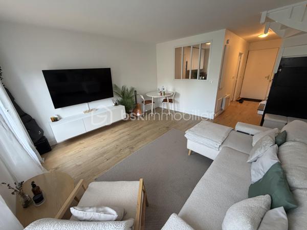 Située dans un secteur calme et recherché de Villeparisis, venez découvrir cette charmante maison SANS TRAVAUX À PRÉVOIR de 72m² construite en 2000, édifiée sur une parcelle de 100m².

Au rez-de-chaussée, une entrée dessert un agréable espace de vie de 19m² donnant sur un jardin d'environ 50m² sans vis à vis direct, une cuisine avec verrière passe plat de 7m², ainsi qu’un WC.

À l’étage, un palier vous guidera vers trois chambres de 9,5m²-11,5m² et 12,5m² ainsi qu’une salle de bains avec WC de 4m².

Vous bénéficierez également d’un garage de 17m² et une place extérieure idéal pour stationner vos véhicules et profiter d’un espace de rangement supplémentaire.

⭐ LES BONUS :
* Double vitrage PVC
* Volets roulants électriques
* Garage de 17m² + une place devant celui ci 
* Maison construite en 2000

💶 INFORMATIONS :
* Taxe foncière : 1 400 €
* ASL : 167€ à l'année

📍 COMMODITÉS :
* Commerces et services à proximité
* Écoles à proximité
* RER B Villeparisis à 5min en voiture ou 10min en Bus (Gare du Nord en 35min - Chatelet en 30min)
* Accès rapide aux principaux axes routiers

📞 Disponible 7j/7, n’hésitez pas à me contacter pour faire une visite ou avoir plus d’informations concernant ce bien.

🤝 >> 100% OUVERT AU PARTAGE INTER AGENCE !! <<

🎥 VIDEO DISPONIBLE SUR DEMANDE OU EN LIEN DANS L’ANNONCE