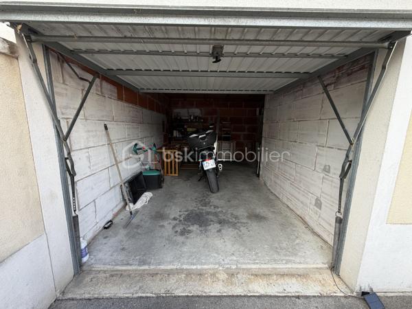 Située dans un secteur calme et recherché de Villeparisis, venez découvrir cette charmante maison SANS TRAVAUX À PRÉVOIR de 72m² construite en 2000, édifiée sur une parcelle de 100m².

Au rez-de-chaussée, une entrée dessert un agréable espace de vie de 19m² donnant sur un jardin d'environ 50m² sans vis à vis direct, une cuisine avec verrière passe plat de 7m², ainsi qu’un WC.

À l’étage, un palier vous guidera vers trois chambres de 9,5m²-11,5m² et 12,5m² ainsi qu’une salle de bains avec WC de 4m².

Vous bénéficierez également d’un garage de 17m² et une place extérieure idéal pour stationner vos véhicules et profiter d’un espace de rangement supplémentaire.

⭐ LES BONUS :
* Double vitrage PVC
* Volets roulants électriques
* Garage de 17m² + une place devant celui ci 
* Maison construite en 2000

💶 INFORMATIONS :
* Taxe foncière : 1 400 €
* ASL : 167€ à l'année

📍 COMMODITÉS :
* Commerces et services à proximité
* Écoles à proximité
* RER B Villeparisis à 5min en voiture ou 10min en Bus (Gare du Nord en 35min - Chatelet en 30min)
* Accès rapide aux principaux axes routiers

📞 Disponible 7j/7, n’hésitez pas à me contacter pour faire une visite ou avoir plus d’informations concernant ce bien.

🤝 >> 100% OUVERT AU PARTAGE INTER AGENCE !! <<

🎥 VIDEO DISPONIBLE SUR DEMANDE OU EN LIEN DANS L’ANNONCE