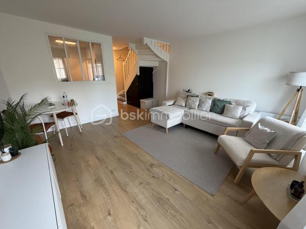 Située dans un secteur calme et recherché de Villeparisis, venez découvrir cette charmante maison SANS TRAVAUX À PRÉVOIR de 72m² construite en 2000, édifiée sur une parcelle de 100m².

Au rez-de-chaussée, une entrée dessert un agréable espace de vie de 19m² donnant sur un jardin d'environ 50m² sans vis à vis direct, une cuisine avec verrière passe plat de 7m², ainsi qu’un WC.

À l’étage, un palier vous guidera vers trois chambres de 9,5m²-11,5m² et 12,5m² ainsi qu’une salle de bains avec WC de 4m².

Vous bénéficierez également d’un garage de 17m² et une place extérieure idéal pour stationner vos véhicules et profiter d’un espace de rangement supplémentaire.

⭐ LES BONUS :
* Double vitrage PVC
* Volets roulants électriques
* Garage de 17m² + une place devant celui ci 
* Maison construite en 2000

💶 INFORMATIONS :
* Taxe foncière : 1 400 €
* ASL : 167€ à l'année

📍 COMMODITÉS :
* Commerces et services à proximité
* Écoles à proximité
* RER B Villeparisis à 5min en voiture ou 10min en Bus (Gare du Nord en 35min - Chatelet en 30min)
* Accès rapide aux principaux axes routiers

📞 Disponible 7j/7, n’hésitez pas à me contacter pour faire une visite ou avoir plus d’informations concernant ce bien.

🤝 >> 100% OUVERT AU PARTAGE INTER AGENCE !! <<

🎥 VIDEO DISPONIBLE SUR DEMANDE OU EN LIEN DANS L’ANNONCE
