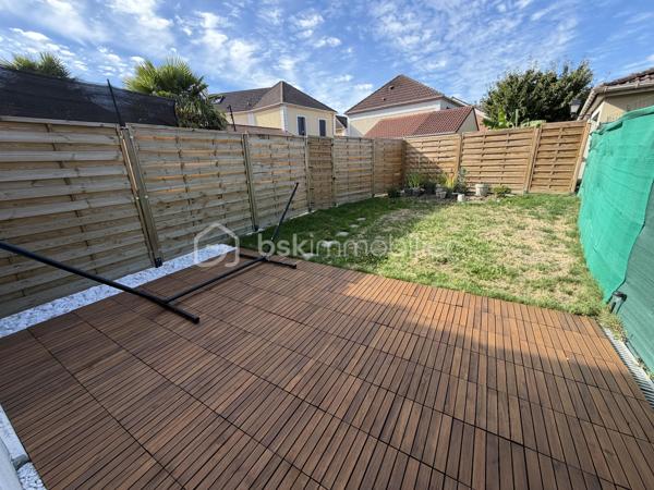 Située dans un secteur calme et recherché de Villeparisis, venez découvrir cette charmante maison SANS TRAVAUX À PRÉVOIR de 72m² construite en 2000, édifiée sur une parcelle de 100m².

Au rez-de-chaussée, une entrée dessert un agréable espace de vie de 19m² donnant sur un jardin d'environ 50m² sans vis à vis direct, une cuisine avec verrière passe plat de 7m², ainsi qu’un WC.

À l’étage, un palier vous guidera vers trois chambres de 9,5m²-11,5m² et 12,5m² ainsi qu’une salle de bains avec WC de 4m².

Vous bénéficierez également d’un garage de 17m² et une place extérieure idéal pour stationner vos véhicules et profiter d’un espace de rangement supplémentaire.

⭐ LES BONUS :
* Double vitrage PVC
* Volets roulants électriques
* Garage de 17m² + une place devant celui ci 
* Maison construite en 2000

💶 INFORMATIONS :
* Taxe foncière : 1 400 €
* ASL : 167€ à l'année

📍 COMMODITÉS :
* Commerces et services à proximité
* Écoles à proximité
* RER B Villeparisis à 5min en voiture ou 10min en Bus (Gare du Nord en 35min - Chatelet en 30min)
* Accès rapide aux principaux axes routiers

📞 Disponible 7j/7, n’hésitez pas à me contacter pour faire une visite ou avoir plus d’informations concernant ce bien.

🤝 >> 100% OUVERT AU PARTAGE INTER AGENCE !! <<

🎥 VIDEO DISPONIBLE SUR DEMANDE OU EN LIEN DANS L’ANNONCE