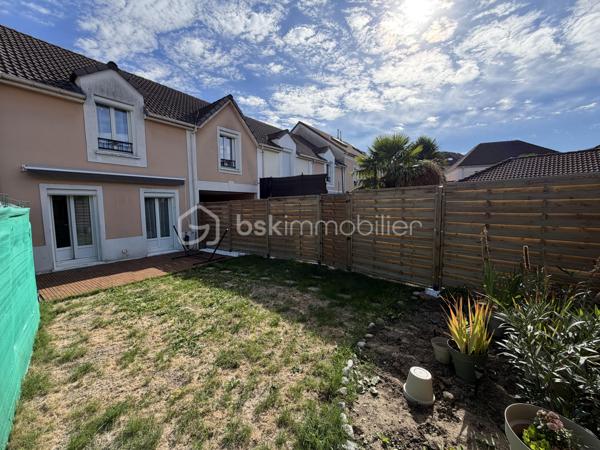 Située dans un secteur calme et recherché de Villeparisis, venez découvrir cette charmante maison SANS TRAVAUX À PRÉVOIR de 72m² construite en 2000, édifiée sur une parcelle de 100m².

Au rez-de-chaussée, une entrée dessert un agréable espace de vie de 19m² donnant sur un jardin d'environ 50m² sans vis à vis direct, une cuisine avec verrière passe plat de 7m², ainsi qu’un WC.

À l’étage, un palier vous guidera vers trois chambres de 9,5m²-11,5m² et 12,5m² ainsi qu’une salle de bains avec WC de 4m².

Vous bénéficierez également d’un garage de 17m² et une place extérieure idéal pour stationner vos véhicules et profiter d’un espace de rangement supplémentaire.

⭐ LES BONUS :
* Double vitrage PVC
* Volets roulants électriques
* Garage de 17m² + une place devant celui ci 
* Maison construite en 2000

💶 INFORMATIONS :
* Taxe foncière : 1 400 €
* ASL : 167€ à l'année

📍 COMMODITÉS :
* Commerces et services à proximité
* Écoles à proximité
* RER B Villeparisis à 5min en voiture ou 10min en Bus (Gare du Nord en 35min - Chatelet en 30min)
* Accès rapide aux principaux axes routiers

📞 Disponible 7j/7, n’hésitez pas à me contacter pour faire une visite ou avoir plus d’informations concernant ce bien.

🤝 >> 100% OUVERT AU PARTAGE INTER AGENCE !! <<

🎥 VIDEO DISPONIBLE SUR DEMANDE OU EN LIEN DANS L’ANNONCE