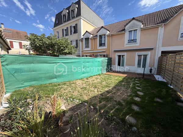 Située dans un secteur calme et recherché de Villeparisis, venez découvrir cette charmante maison SANS TRAVAUX À PRÉVOIR de 72m² construite en 2000, édifiée sur une parcelle de 100m².

Au rez-de-chaussée, une entrée dessert un agréable espace de vie de 19m² donnant sur un jardin d'environ 50m² sans vis à vis direct, une cuisine avec verrière passe plat de 7m², ainsi qu’un WC.

À l’étage, un palier vous guidera vers trois chambres de 9,5m²-11,5m² et 12,5m² ainsi qu’une salle de bains avec WC de 4m².

Vous bénéficierez également d’un garage de 17m² et une place extérieure idéal pour stationner vos véhicules et profiter d’un espace de rangement supplémentaire.

⭐ LES BONUS :
* Double vitrage PVC
* Volets roulants électriques
* Garage de 17m² + une place devant celui ci 
* Maison construite en 2000

💶 INFORMATIONS :
* Taxe foncière : 1 400 €
* ASL : 167€ à l'année

📍 COMMODITÉS :
* Commerces et services à proximité
* Écoles à proximité
* RER B Villeparisis à 5min en voiture ou 10min en Bus (Gare du Nord en 35min - Chatelet en 30min)
* Accès rapide aux principaux axes routiers

📞 Disponible 7j/7, n’hésitez pas à me contacter pour faire une visite ou avoir plus d’informations concernant ce bien.

🤝 >> 100% OUVERT AU PARTAGE INTER AGENCE !! <<

🎥 VIDEO DISPONIBLE SUR DEMANDE OU EN LIEN DANS L’ANNONCE