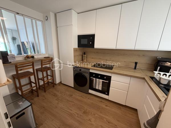 Située dans un secteur calme et recherché de Villeparisis, venez découvrir cette charmante maison SANS TRAVAUX À PRÉVOIR de 72m² construite en 2000, édifiée sur une parcelle de 100m².

Au rez-de-chaussée, une entrée dessert un agréable espace de vie de 19m² donnant sur un jardin d'environ 50m² sans vis à vis direct, une cuisine avec verrière passe plat de 7m², ainsi qu’un WC.

À l’étage, un palier vous guidera vers trois chambres de 9,5m²-11,5m² et 12,5m² ainsi qu’une salle de bains avec WC de 4m².

Vous bénéficierez également d’un garage de 17m² et une place extérieure idéal pour stationner vos véhicules et profiter d’un espace de rangement supplémentaire.

⭐ LES BONUS :
* Double vitrage PVC
* Volets roulants électriques
* Garage de 17m² + une place devant celui ci 
* Maison construite en 2000

💶 INFORMATIONS :
* Taxe foncière : 1 400 €
* ASL : 167€ à l'année

📍 COMMODITÉS :
* Commerces et services à proximité
* Écoles à proximité
* RER B Villeparisis à 5min en voiture ou 10min en Bus (Gare du Nord en 35min - Chatelet en 30min)
* Accès rapide aux principaux axes routiers

📞 Disponible 7j/7, n’hésitez pas à me contacter pour faire une visite ou avoir plus d’informations concernant ce bien.

🤝 >> 100% OUVERT AU PARTAGE INTER AGENCE !! <<

🎥 VIDEO DISPONIBLE SUR DEMANDE OU EN LIEN DANS L’ANNONCE