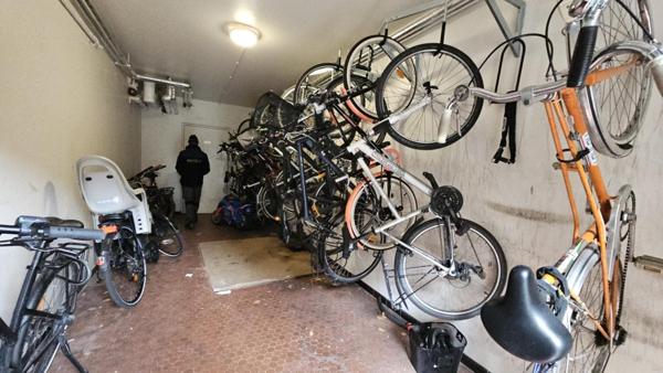 STUDIO 27M² A RENOVER ENTIEREMENT MAIRIE DES LILAS