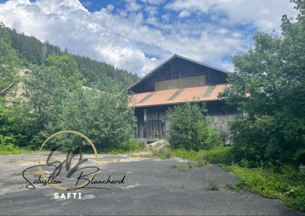 Bâtiment Industriel avec 16 000 m² de Terrain Constructible en Zone Industrielle