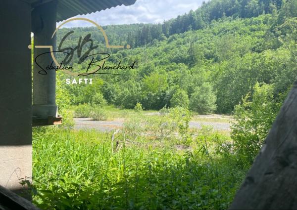 Bâtiment Industriel avec 16 000 m² de Terrain Constructible en Zone Industrielle