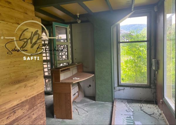 Bâtiment Industriel avec 16 000 m² de Terrain Constructible en Zone Industrielle