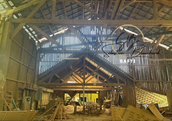 Bâtiment Industriel avec 16 000 m² de Terrain Constructible en Zone Industrielle