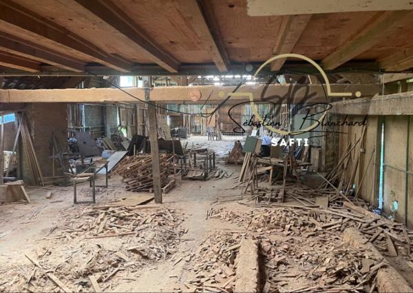 Bâtiment Industriel avec 16 000 m² de Terrain Constructible en Zone Industrielle