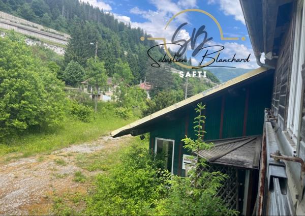 Bâtiment Industriel avec 16 000 m² de Terrain Constructible en Zone Industrielle