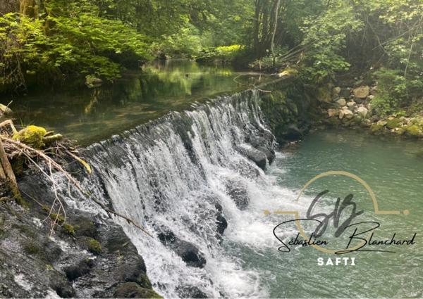 Bâtiment Industriel avec 16 000 m² de Terrain Constructible en Zone Industrielle