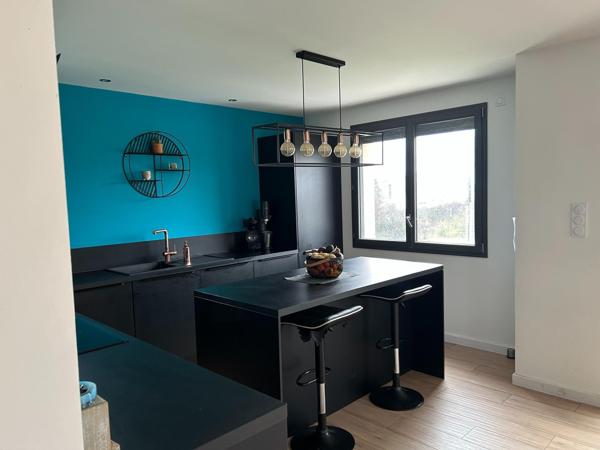 Maison rénovée avec grand terrain et dépendances